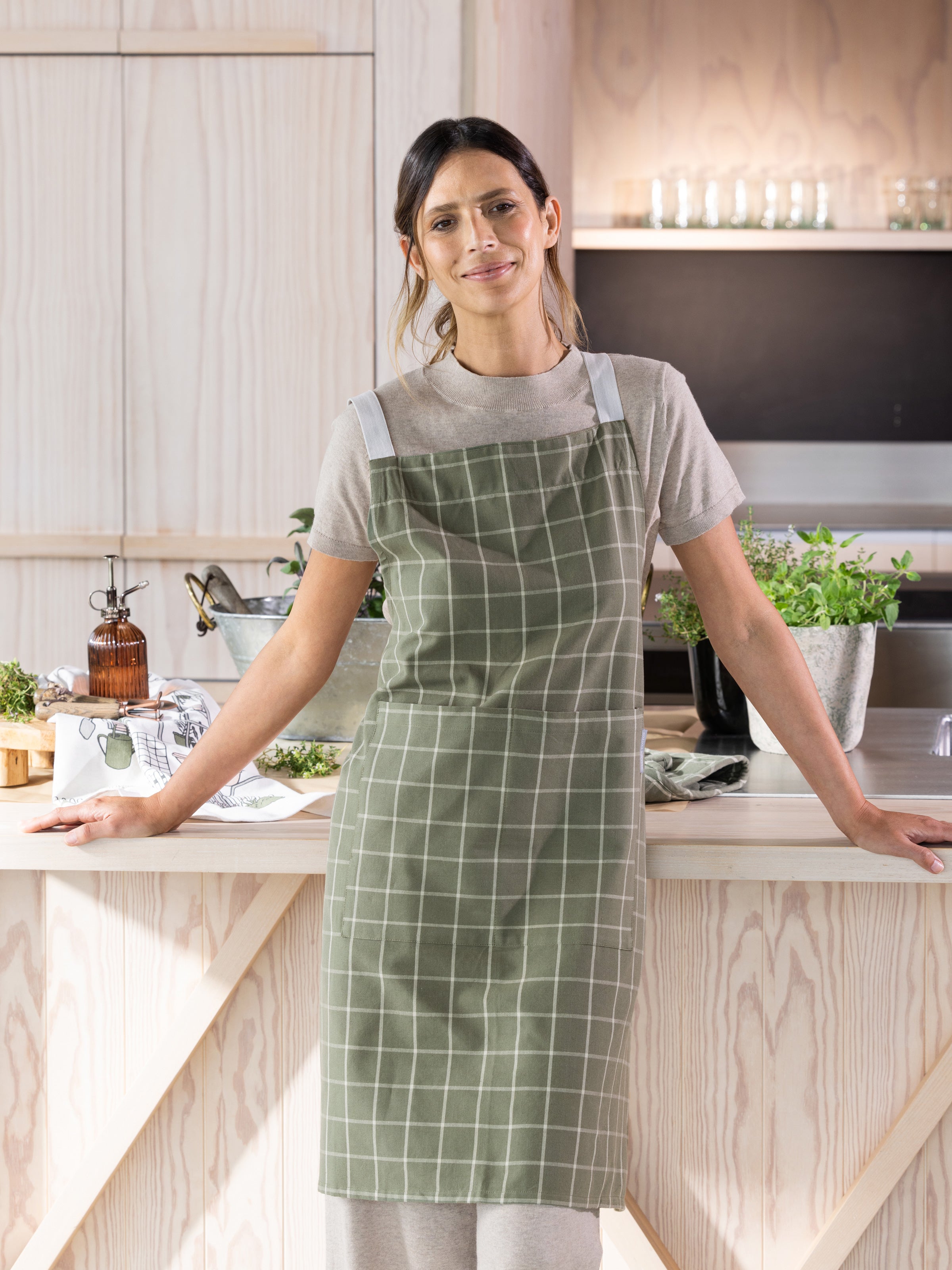 Potager Apron | Olive Check-3