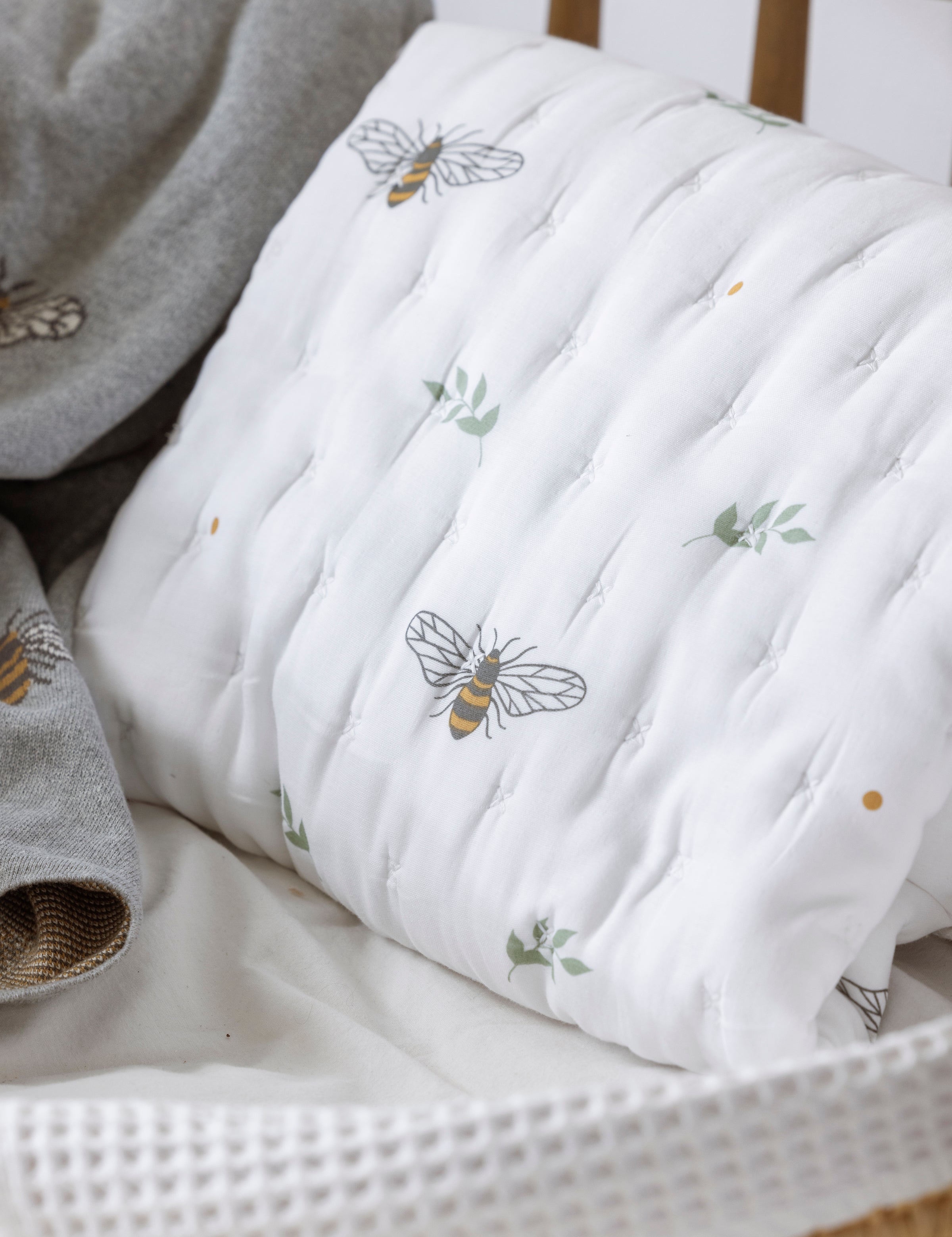 Bee Cosy Cot Quilt | Multi-2
