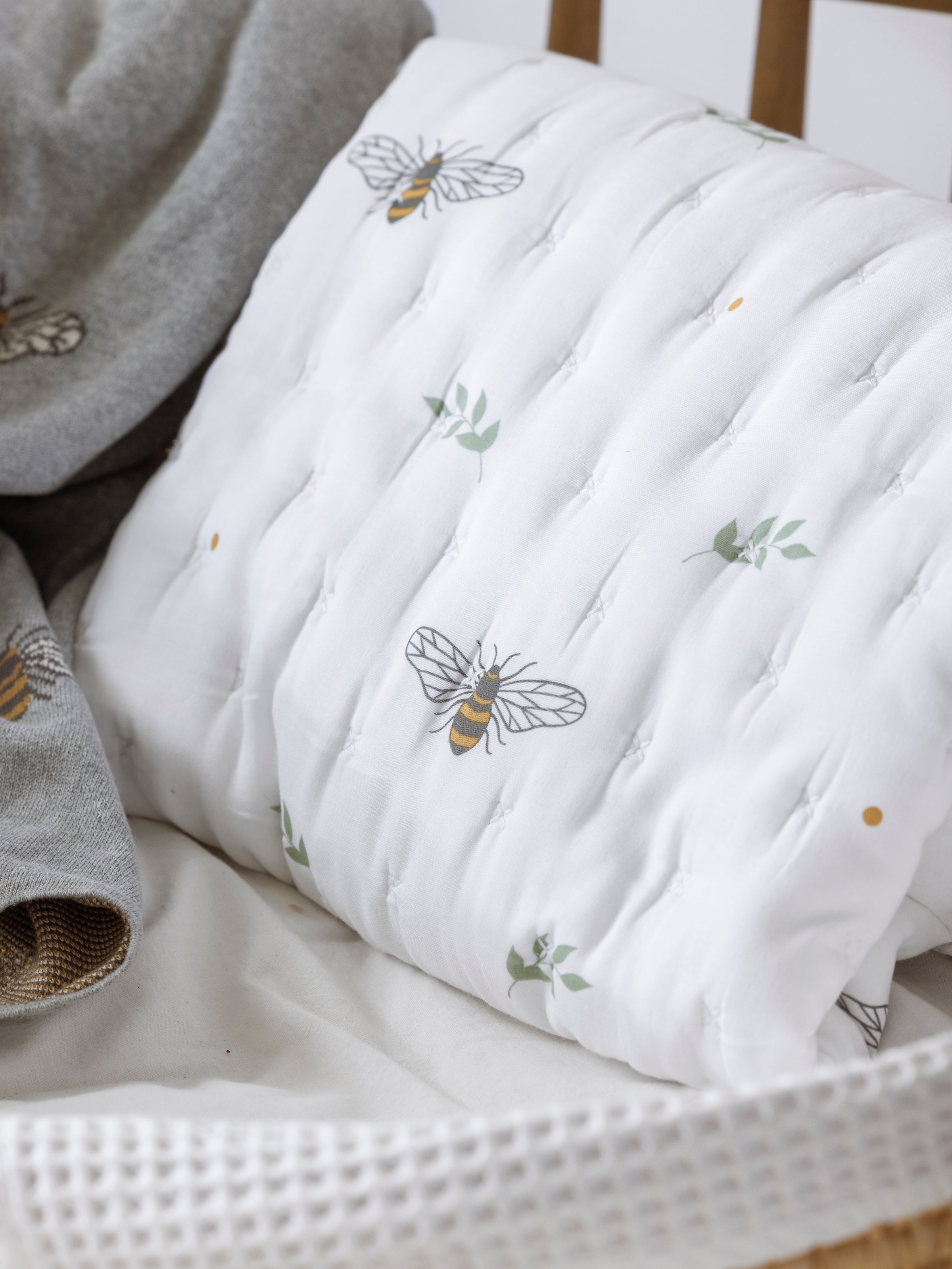 Bee Cosy Cot Quilt | Multi-2