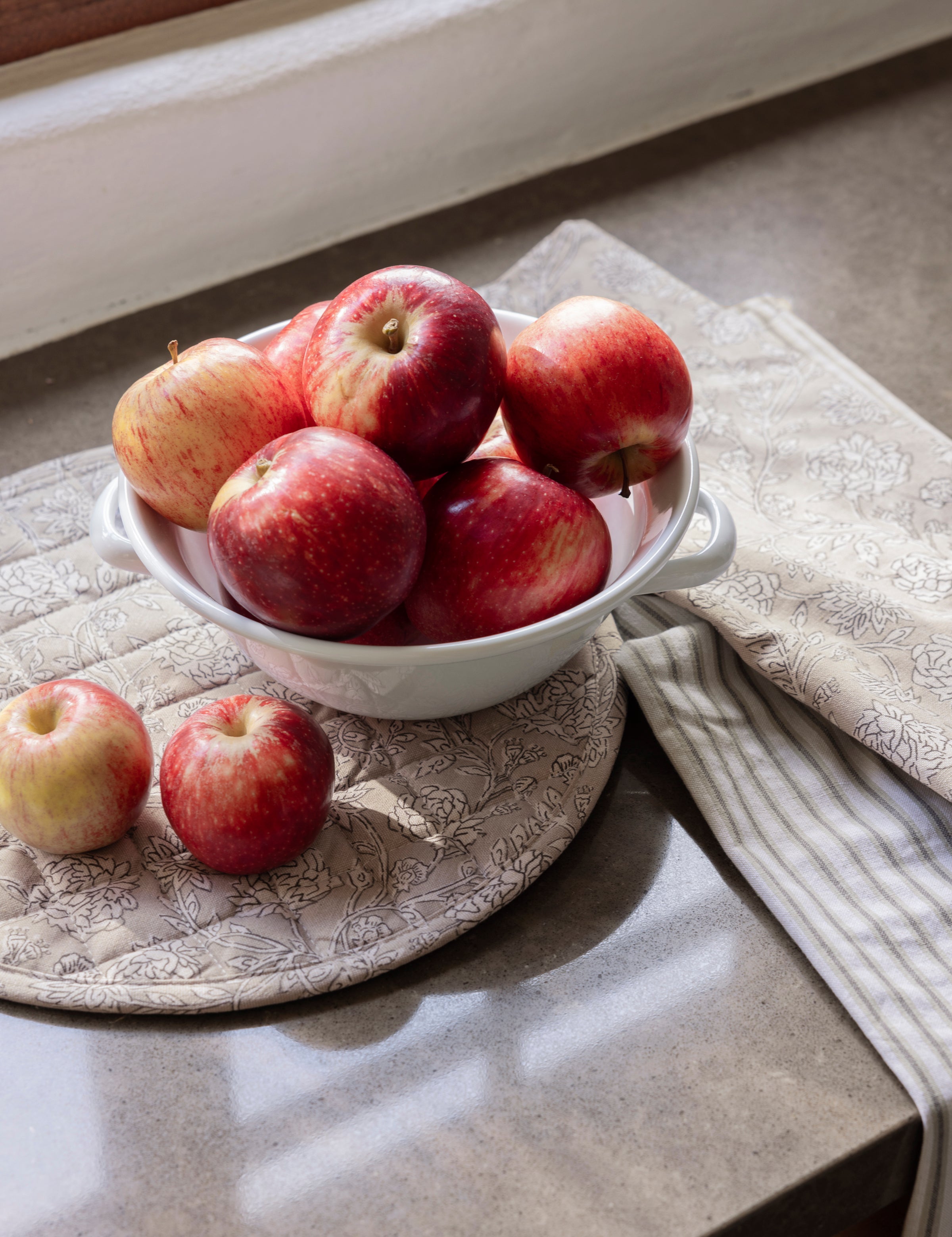 Fable Placemat | Natural Black-2