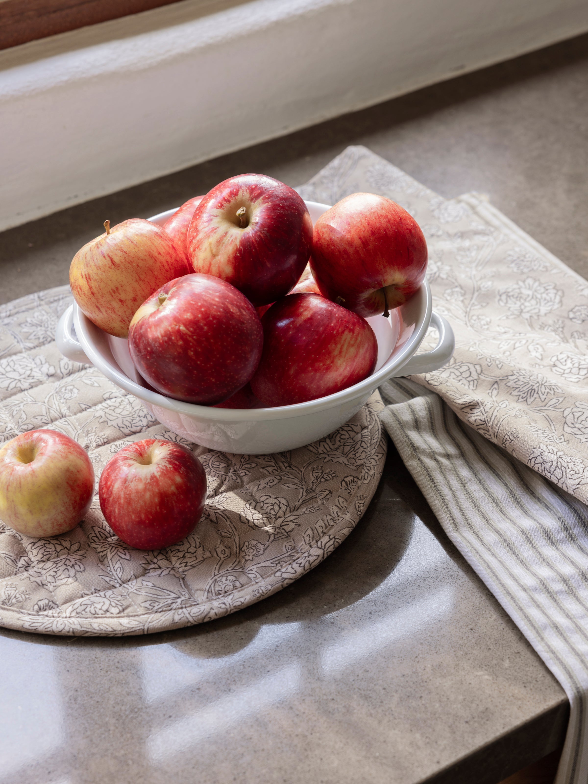 Fable Placemat | Natural Black-2