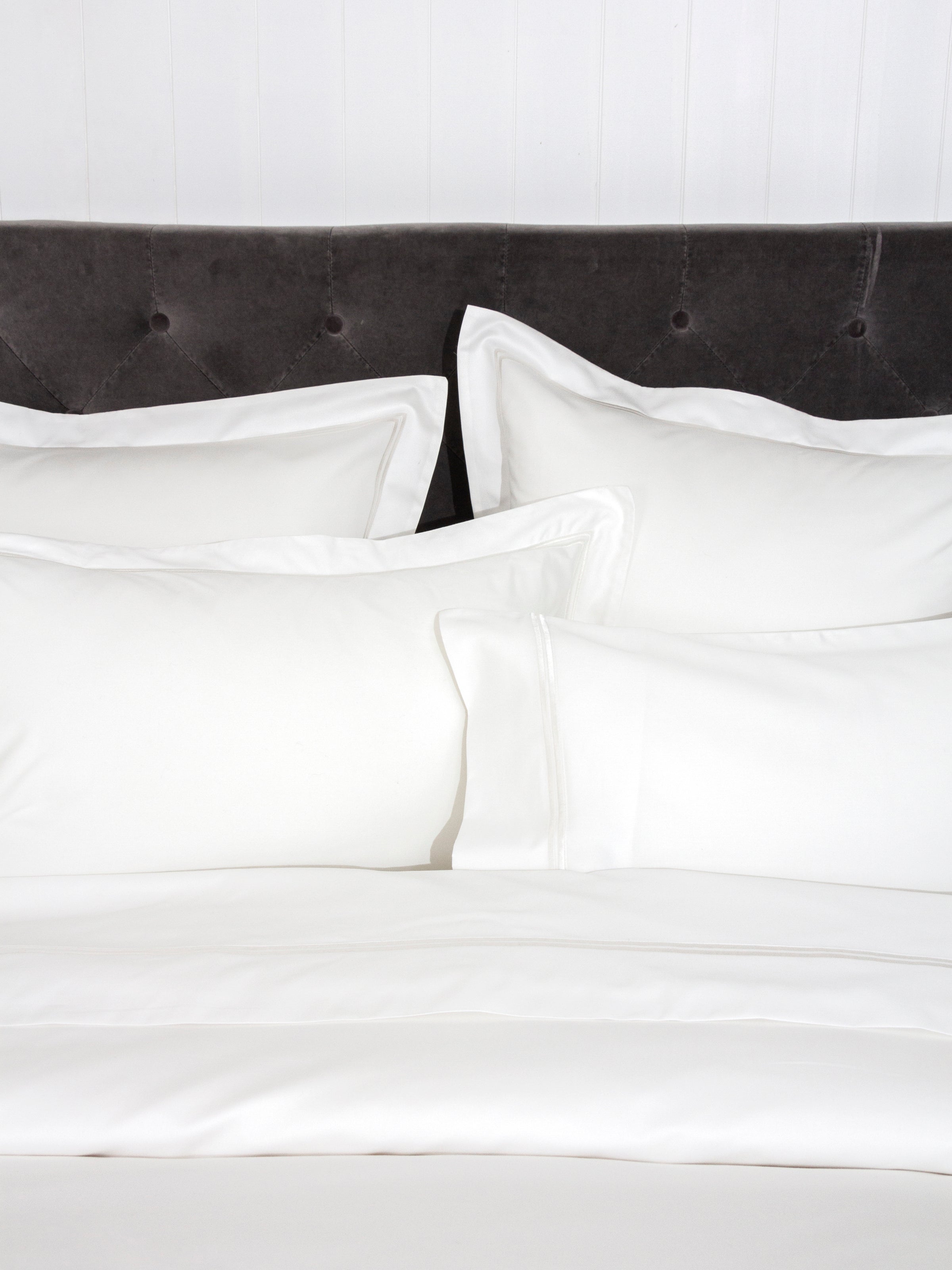 Monarch Long Duvet Cover Set | White White-2