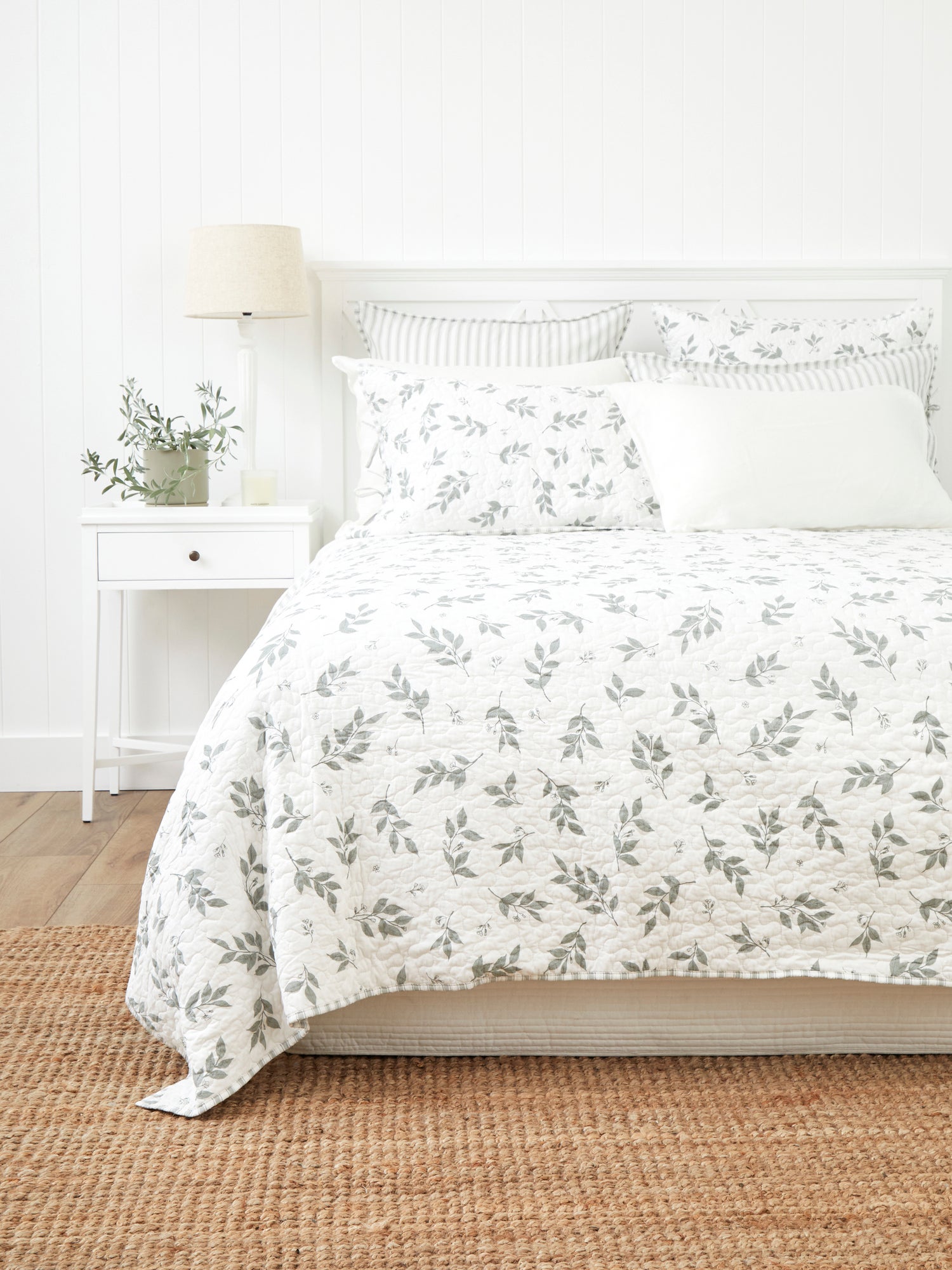 https://www.wallacecotton.com/content/products/arbor-quilt-sage-white-1-9482.jpg?width=1500