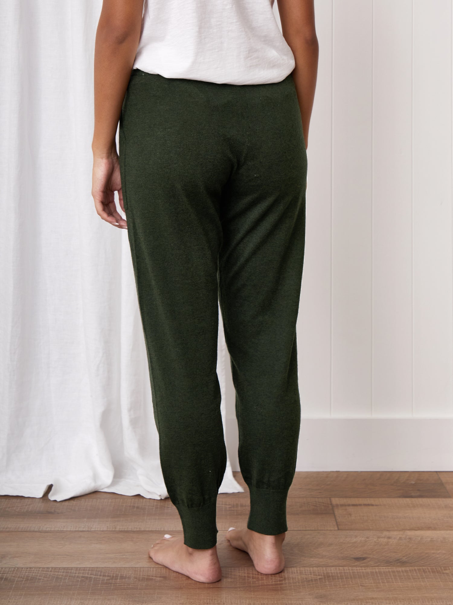 https://www.wallacecotton.com/content/products/cotton-cashmere-lounge-pants-green-4-9803.jpg?width=1500