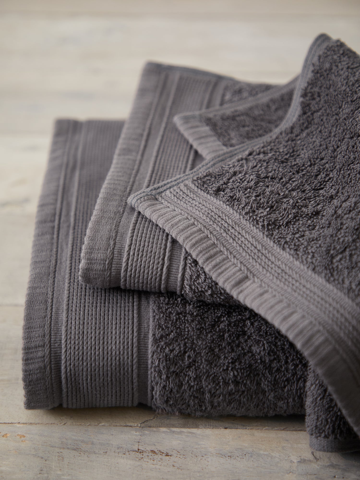 https://www.wallacecotton.com/content/products/oasis-bath-towel-charcoal-3-4435.jpg?width=1500